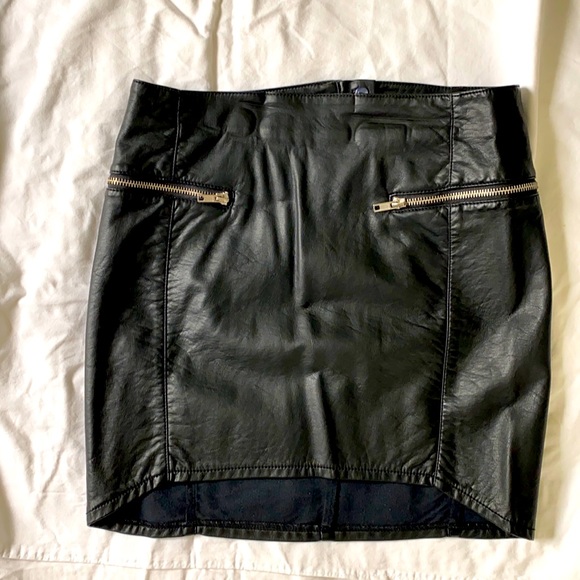 H&M Faux Leather Mini w/ Zippers | S 8 (Fit 2-4) - Picture 2 of 8